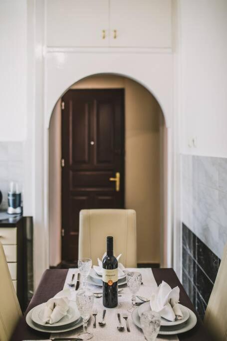 Leilighet Center Stylish Apt Darling For 4, Old Town *